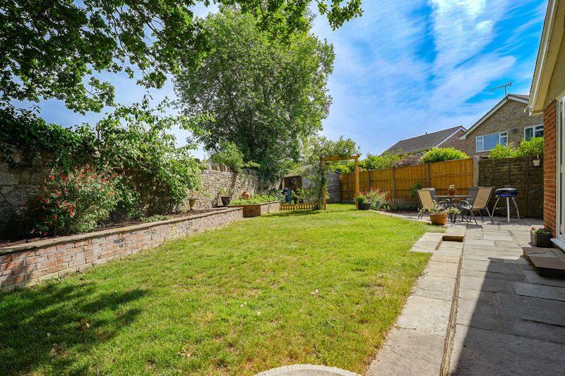 Extensive garden and sunny patio