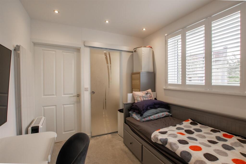 bedroom.one.jpg