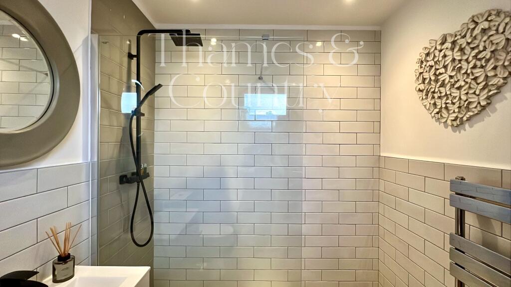 Primary bedroom en-suite