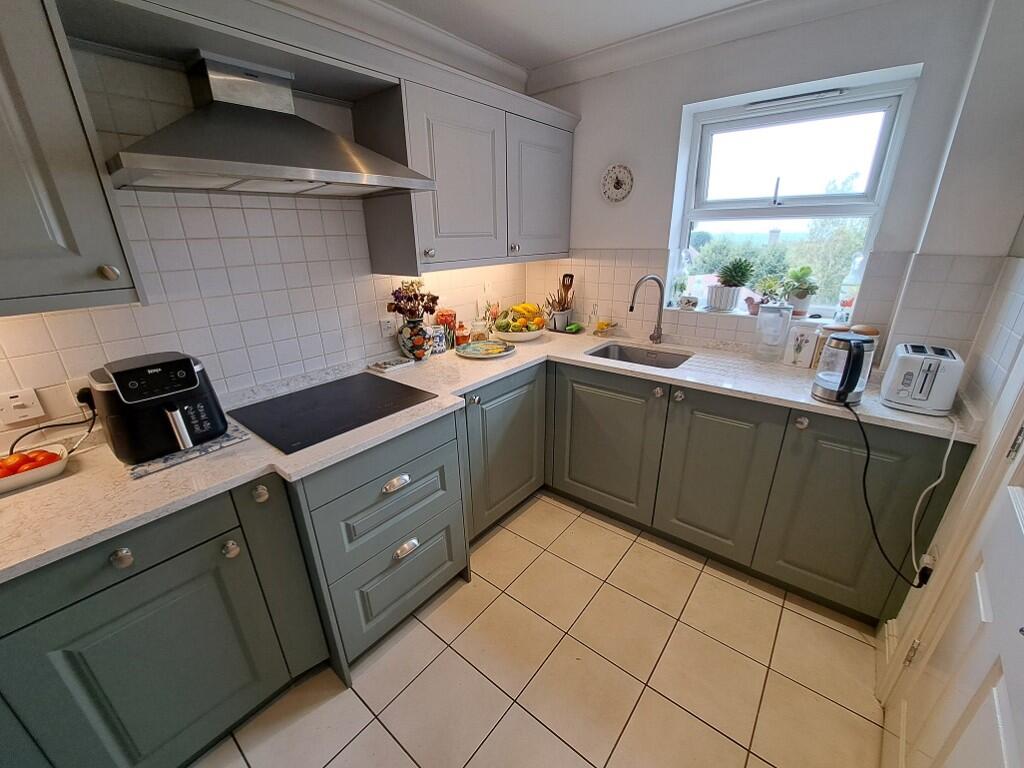 FITTED KITCHEN