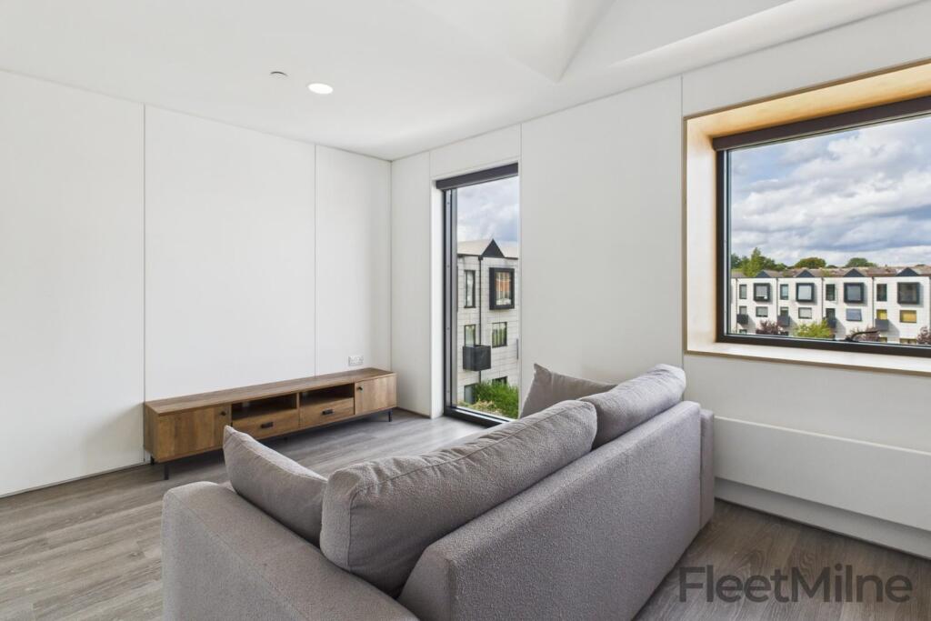Top-floor lounge/gaming space