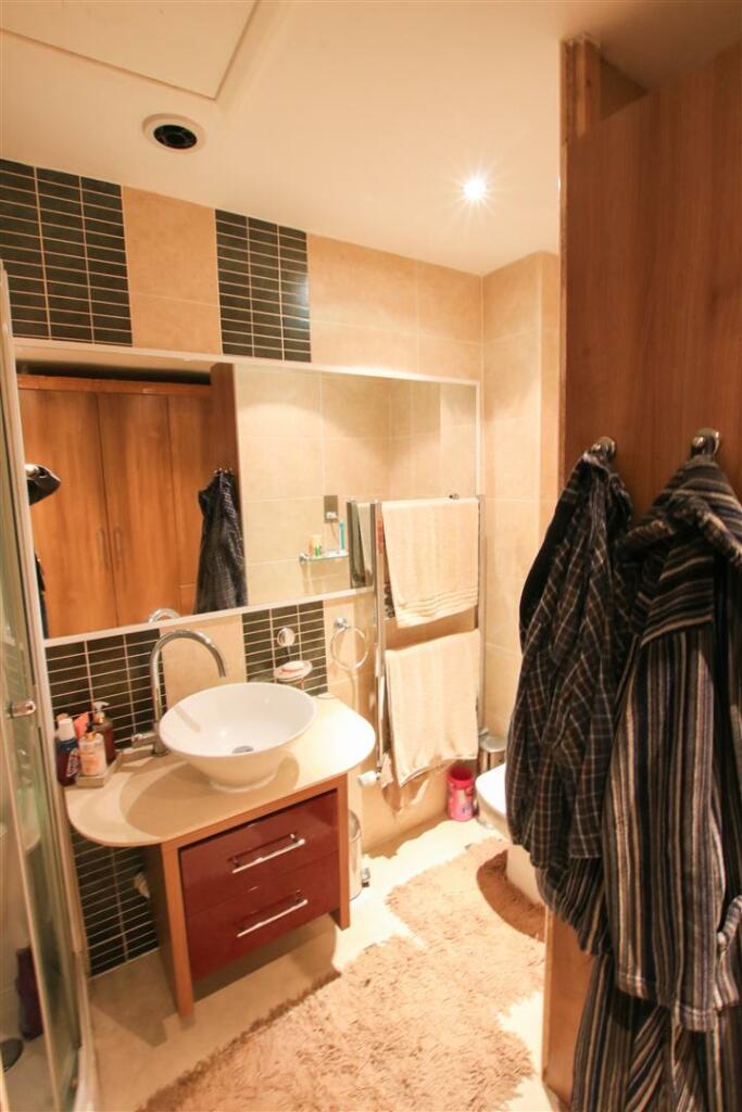 EN SUITE SHOWER ROOM