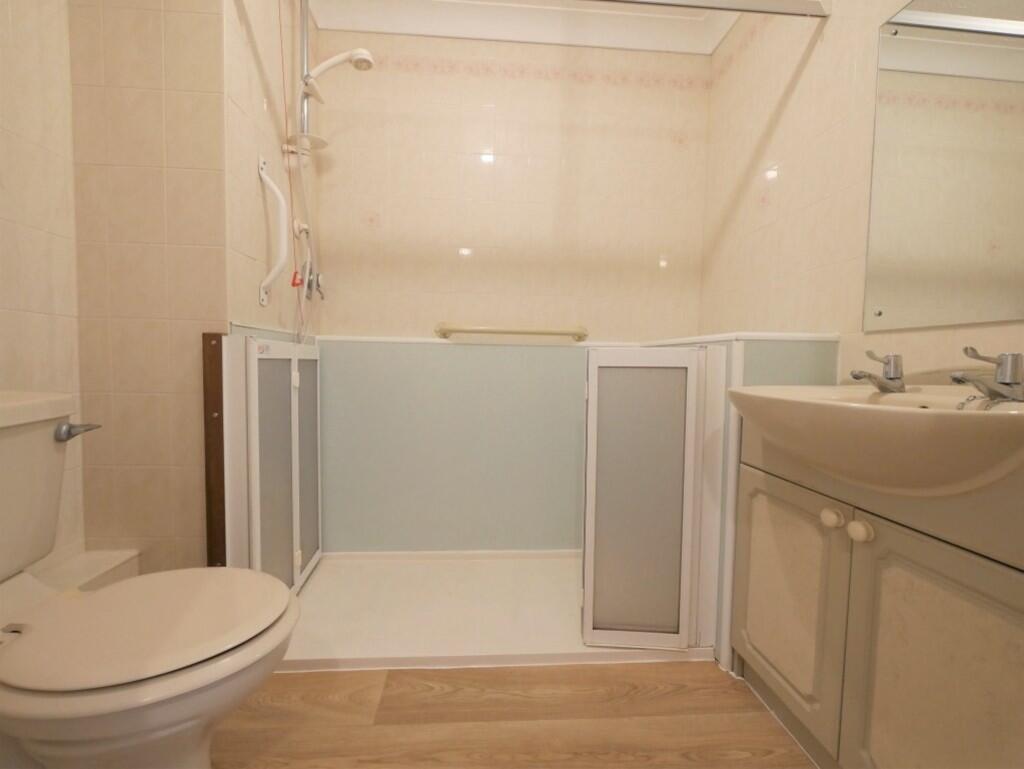 SHOWER ROOM