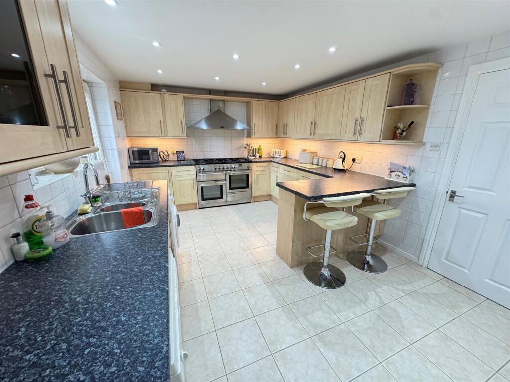 Kitchen 2.jpg