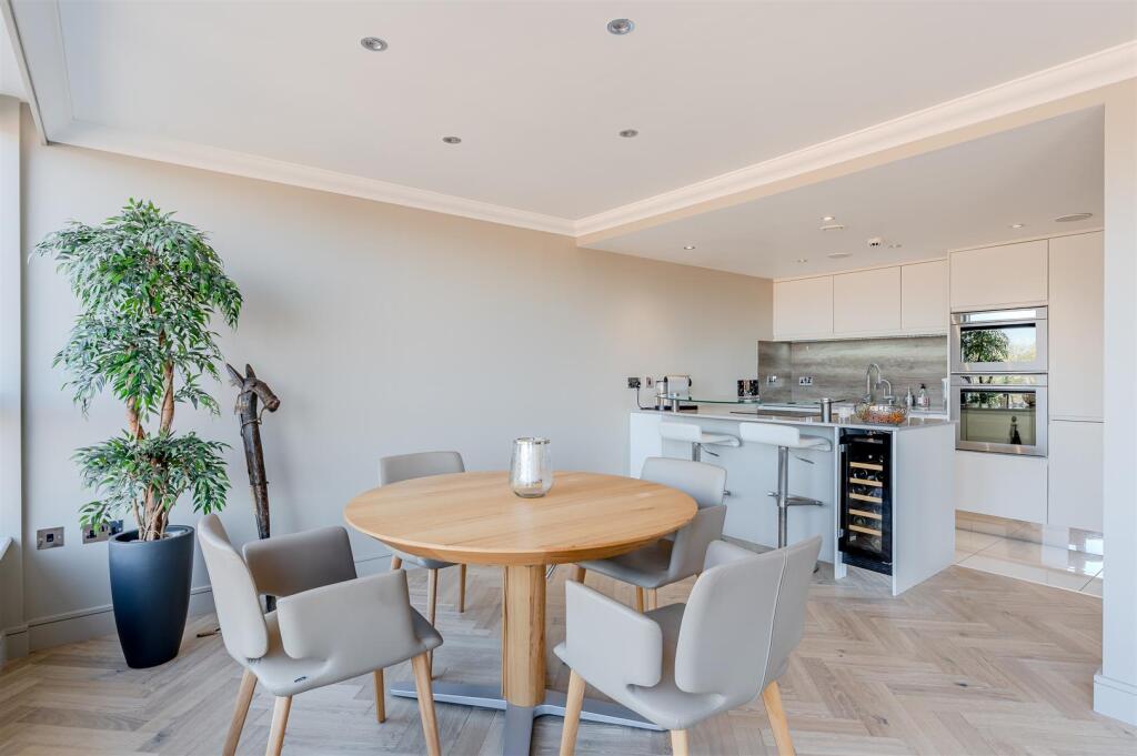 OPEN PLAN LIVING AREA