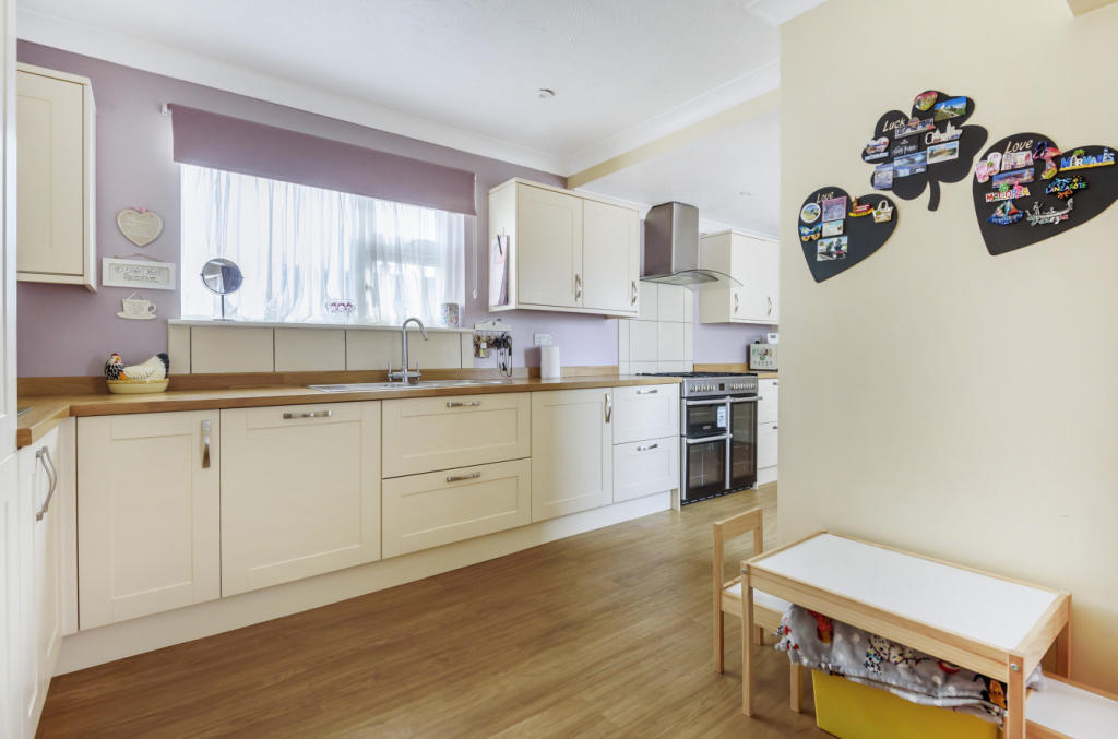 Kitchen/B'fast Room