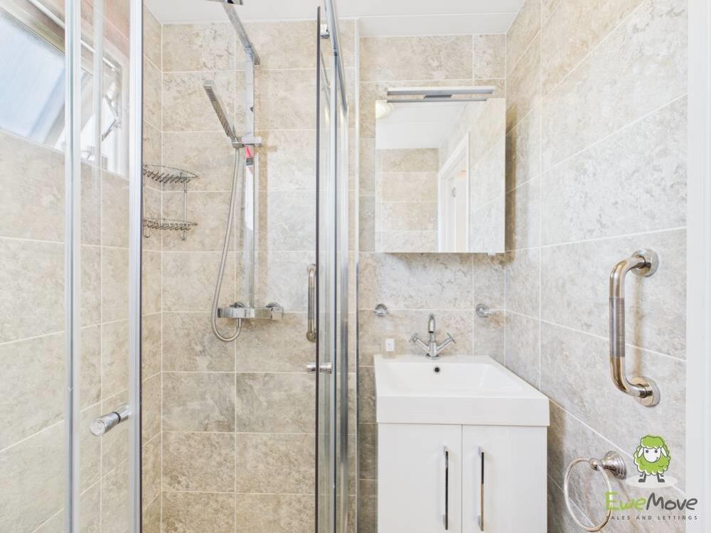 Master en-suite - Park Home Emily Dimelow Ewemove 