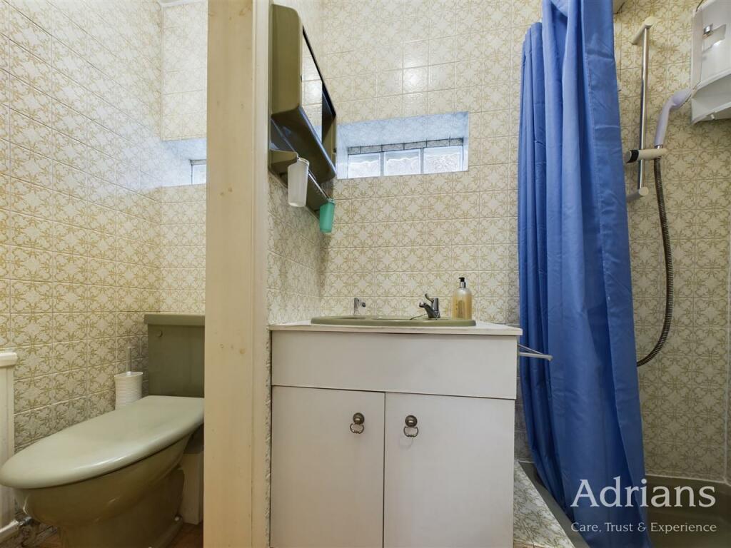 EN-SUITE SHOWER ROOM