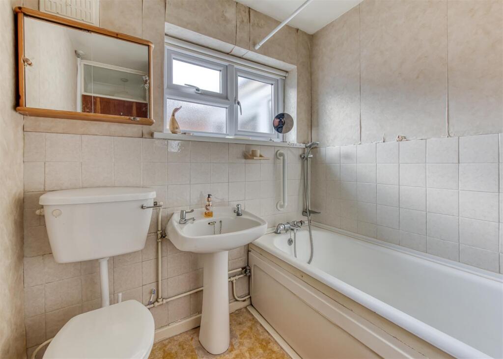 2 Johnsgate-bathroom.jpg