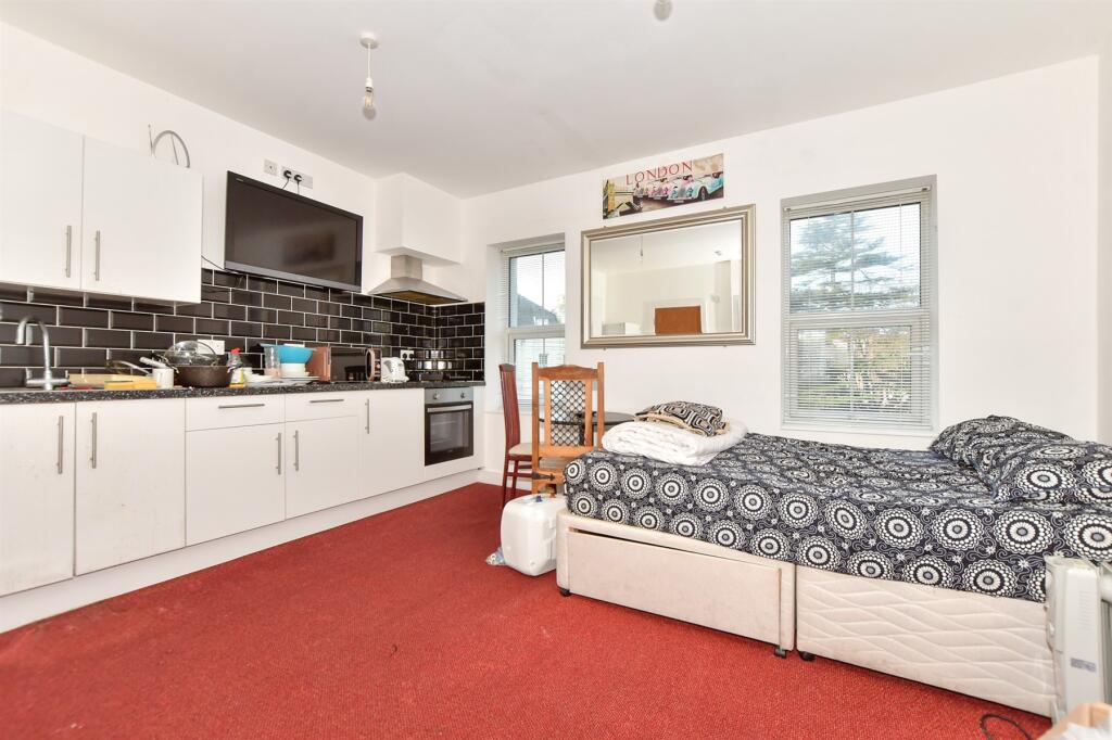 Lounge/ Bedroom/ Kitchen