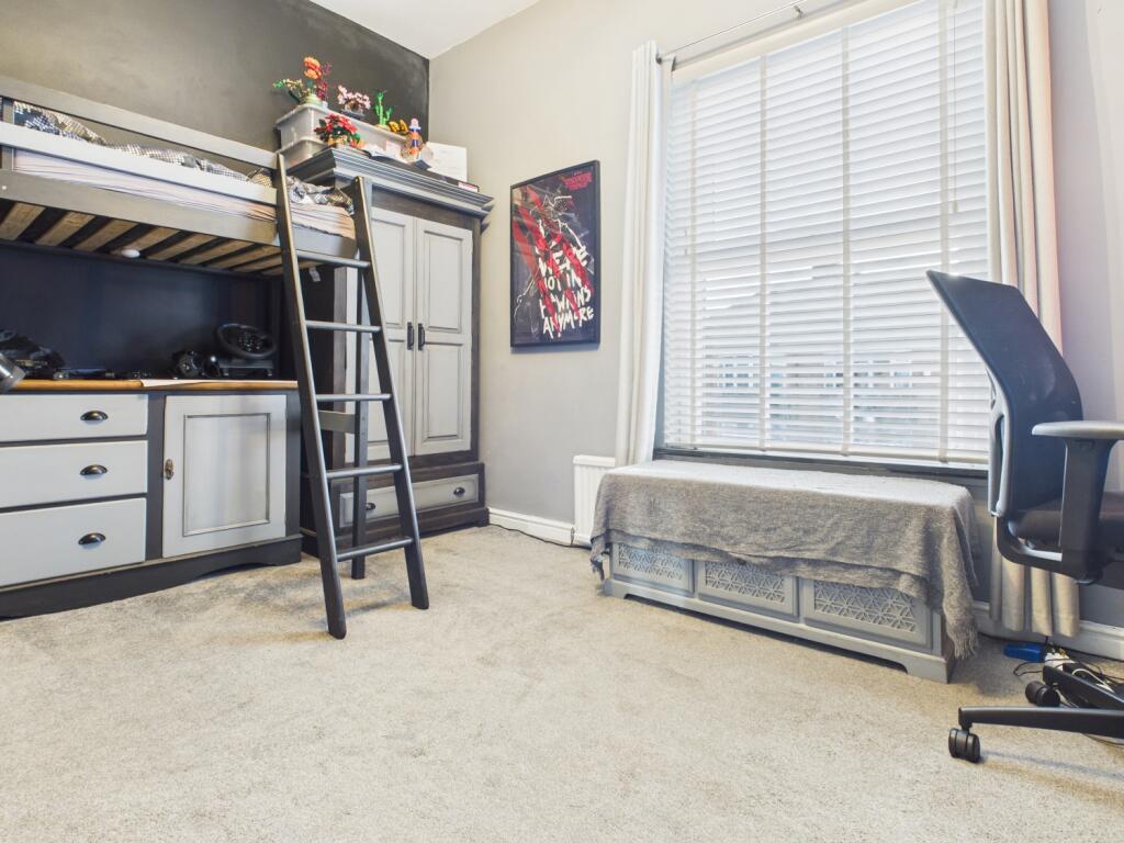 CAM03729G0-PR0189-STILL015