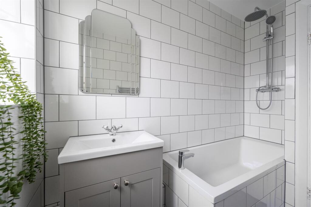 The Shrubbery, Grosvenor Road E11