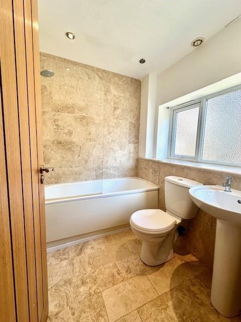 Bathroom 3.jpg
