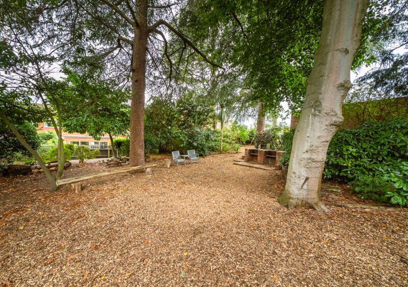 COMMUNAL GROUNDS