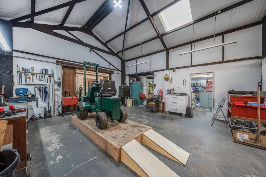 Garage - Workshop 3.jpg