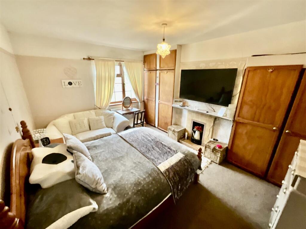 FRONT BEDROOM 2
