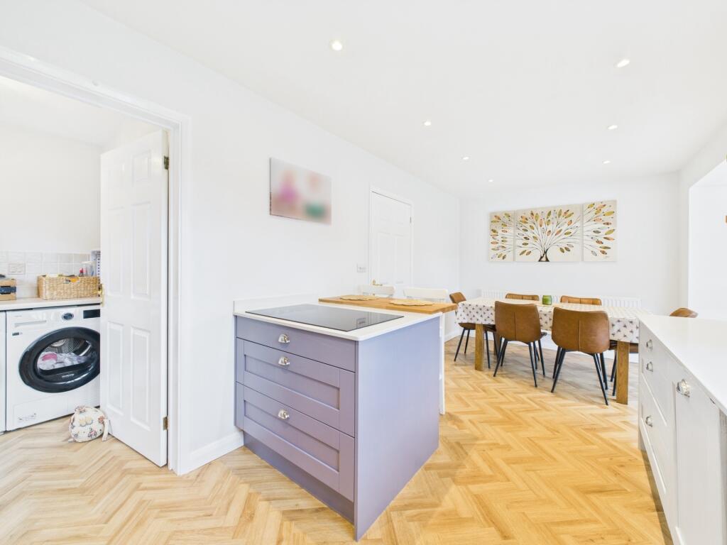 KITCHEN / DINING ROOM