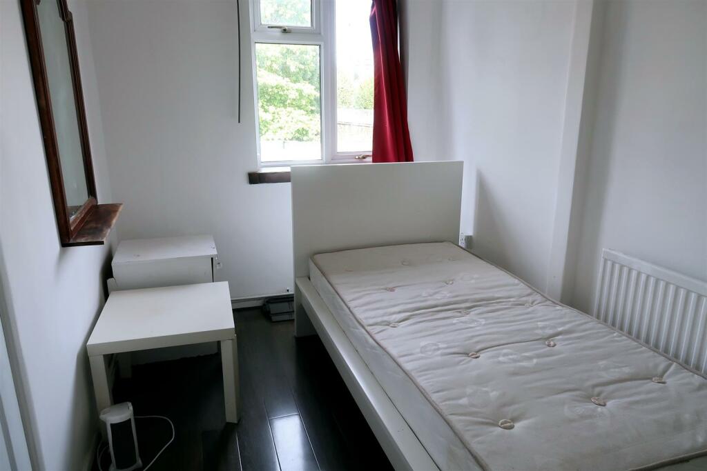 Bedroom 2a.jpg