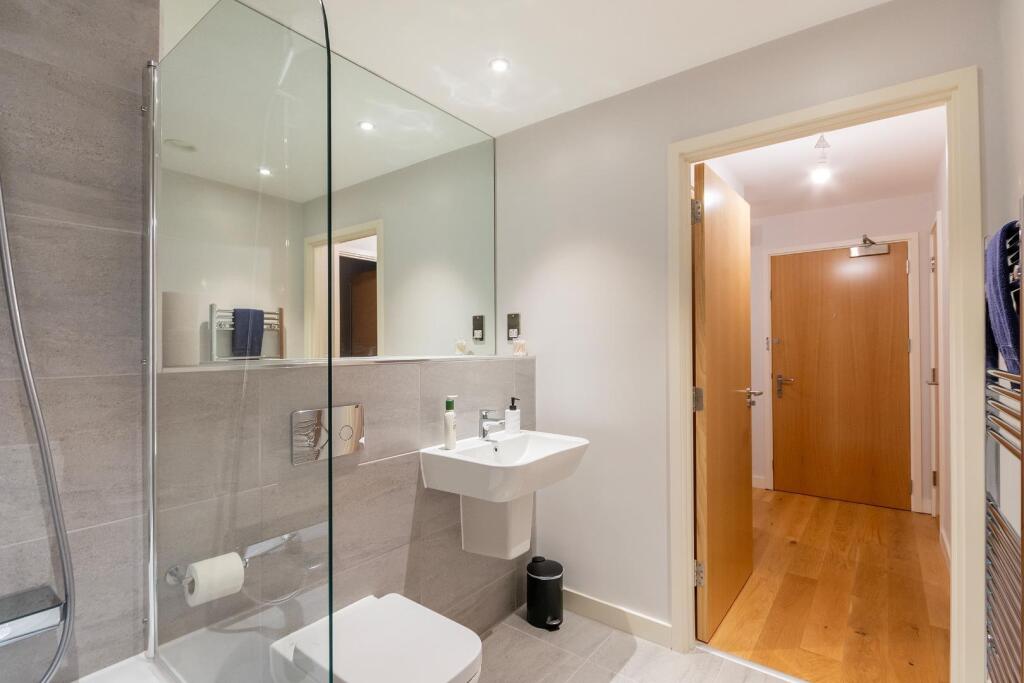 1A0Y5WW - Bathroom A.jpg