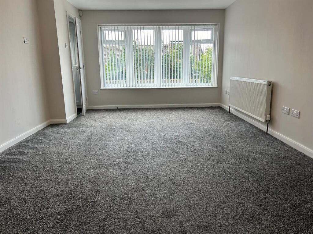 Living Room / Dining Area: