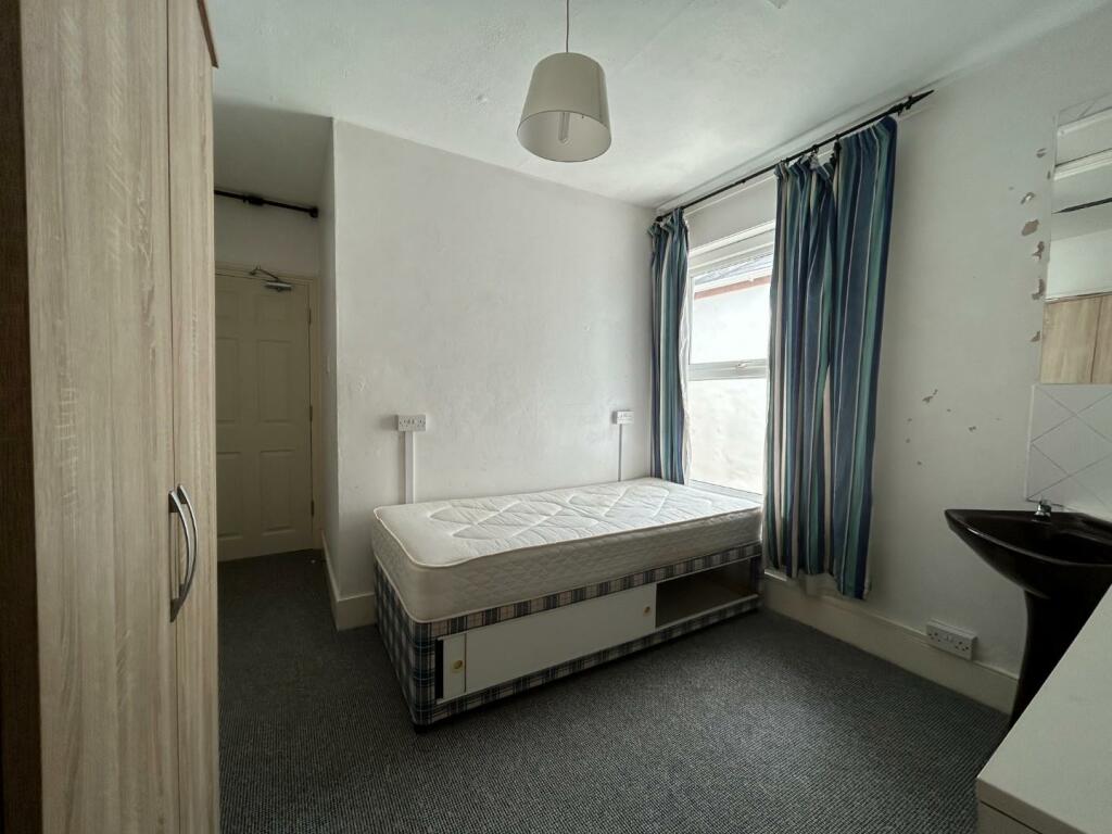 Bedroom 2.JPG