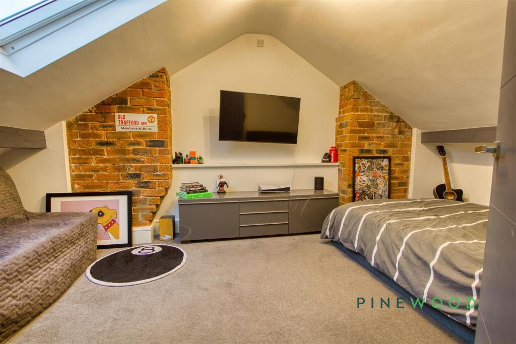 BEDROOM 4