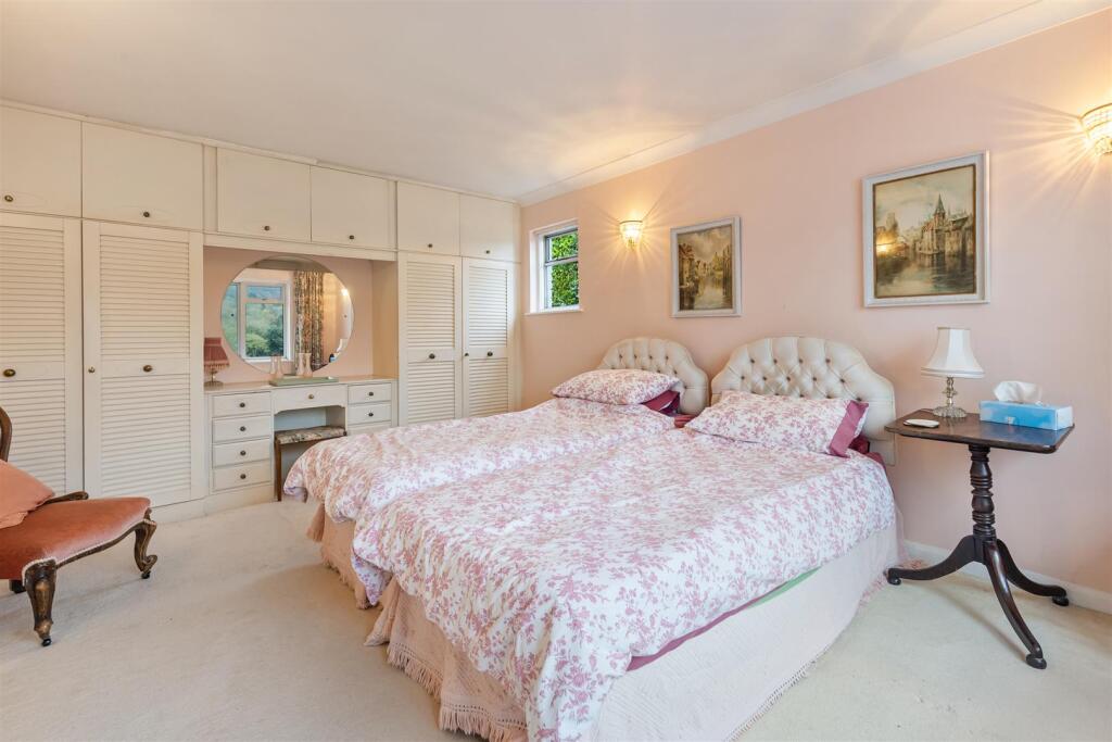 A22 - Pennymead Riverside Road Dittisham - 241106.