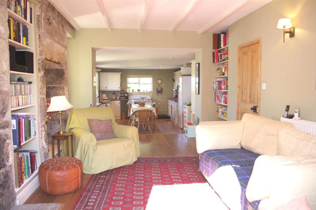 Open-plan kitchen/diner/sitting room