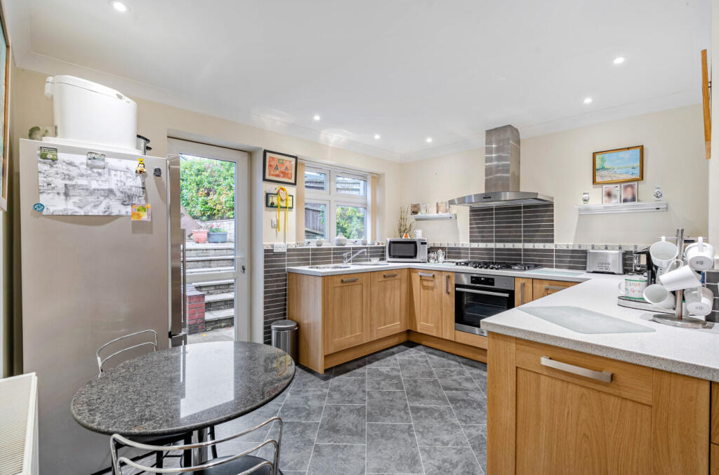 1377371-11-690dc3...