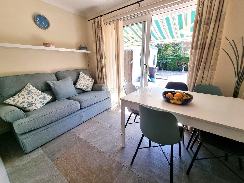 Kitchen/ Breakfast Room