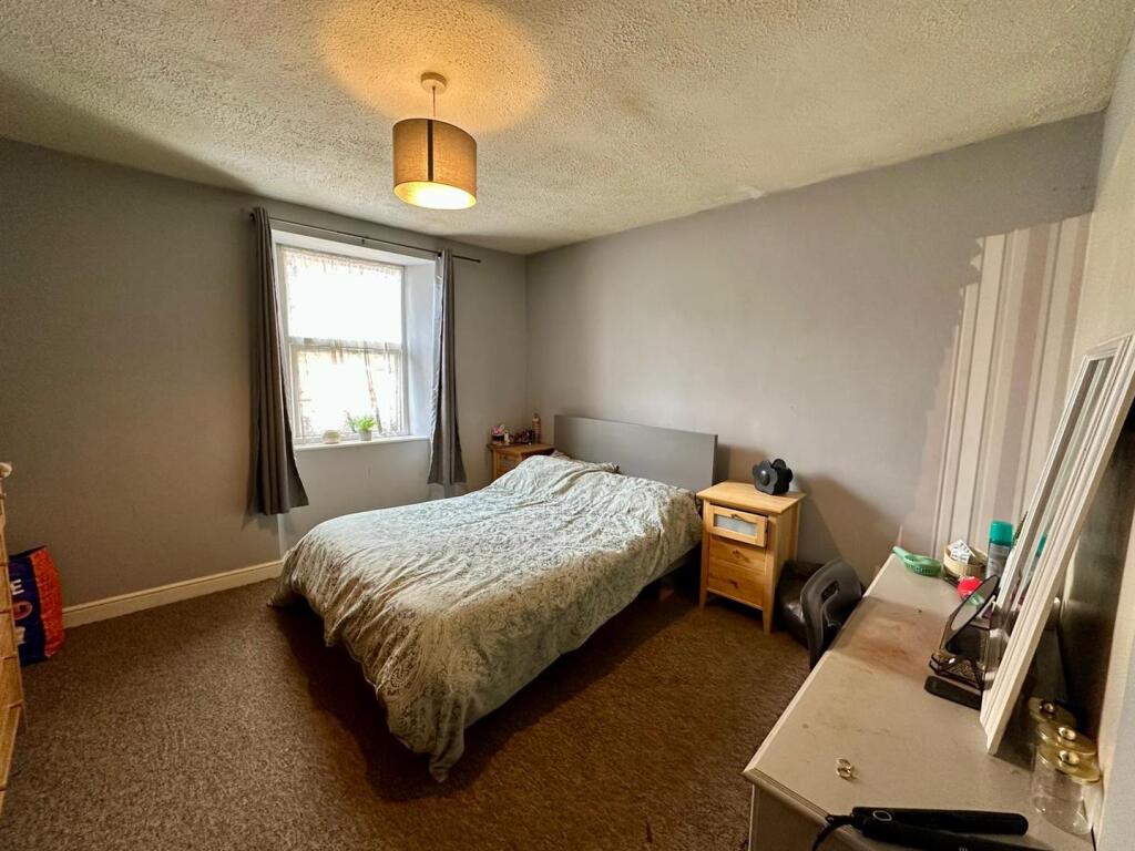 Bedroom 1.jpg