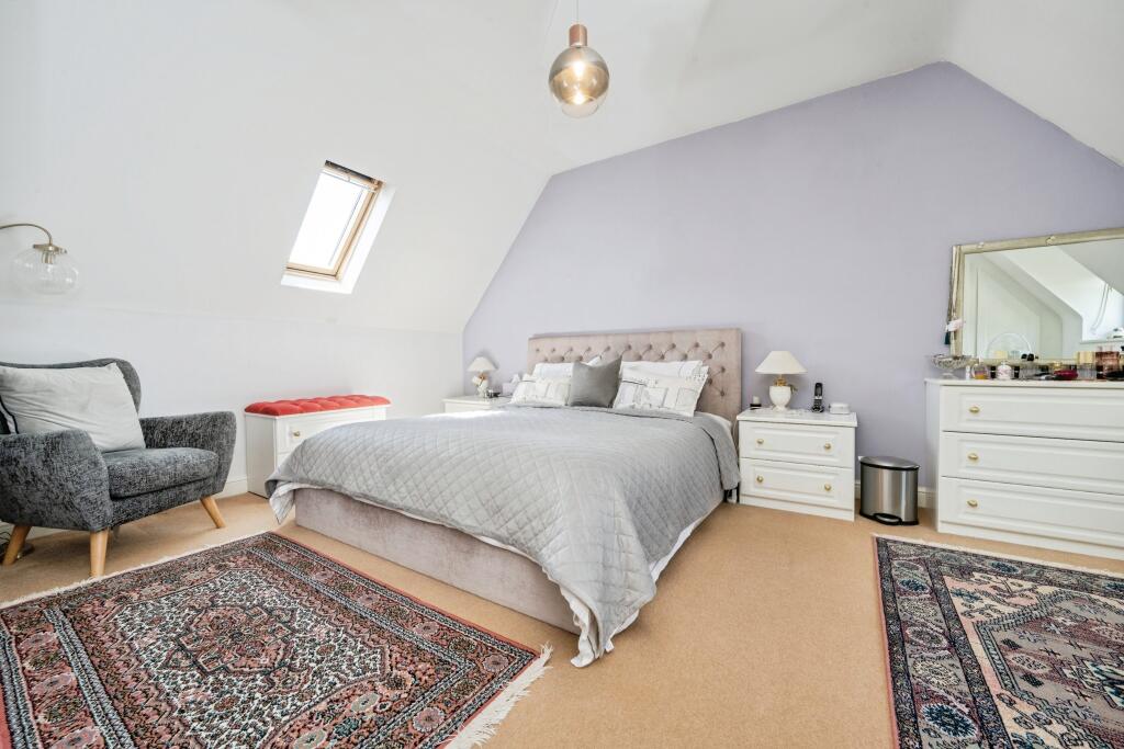 TOP FLOOR BEDROOM WITH V LUX