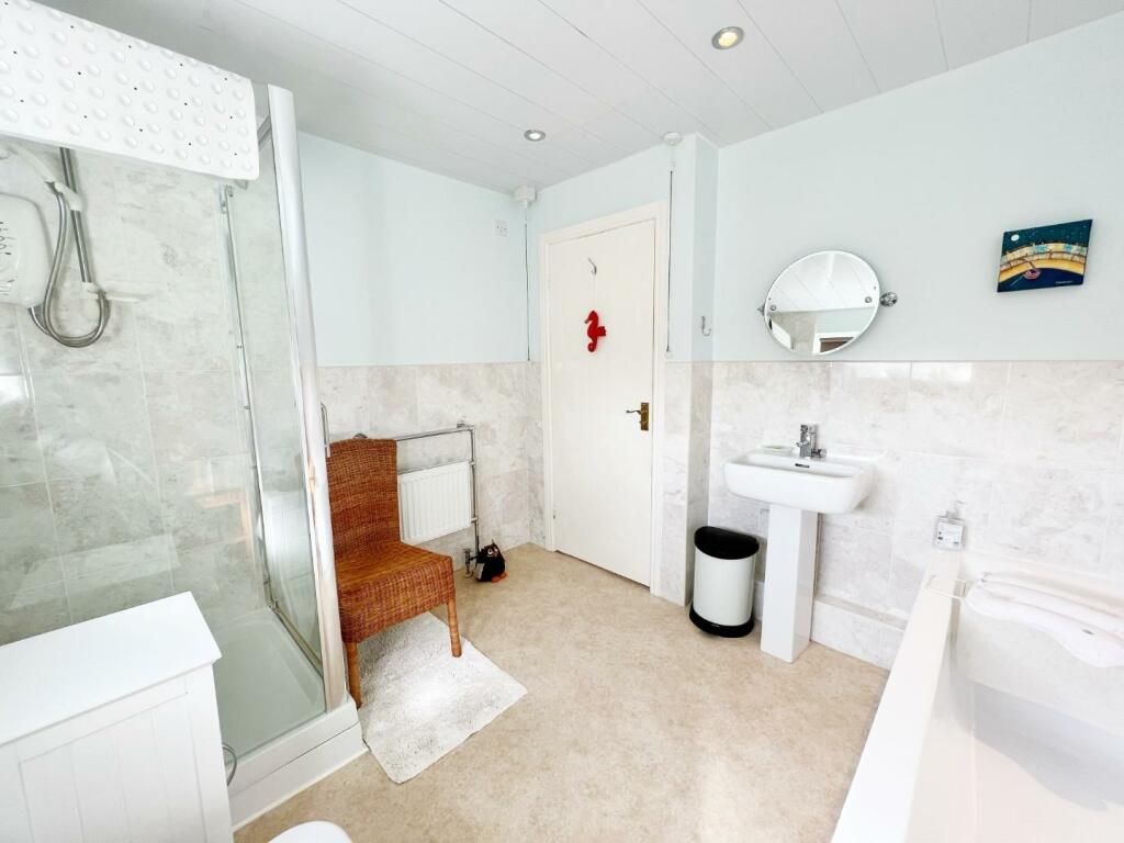 Bathroom pic 3.jpg