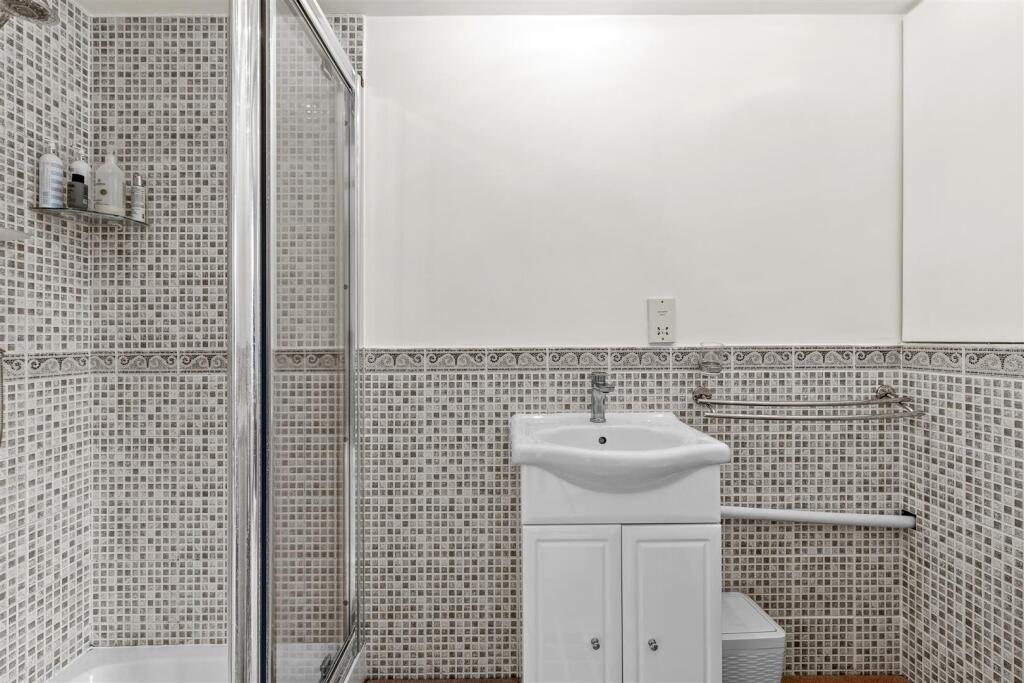 3 Manor Gardens, HP13 5HD-1.jpg