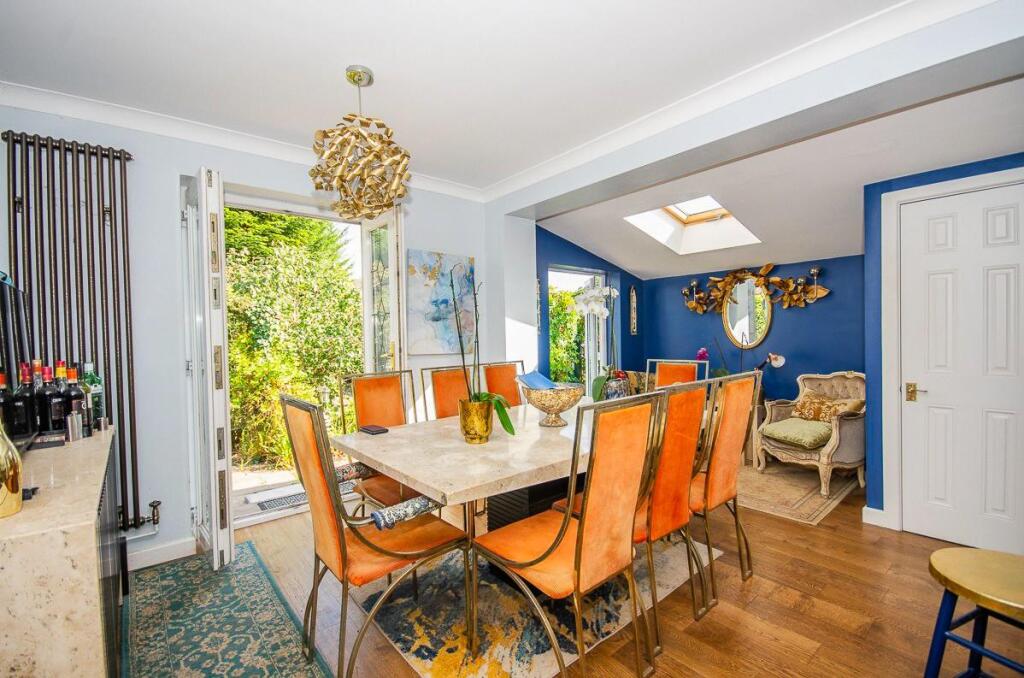 Dining area pic 2.jpg