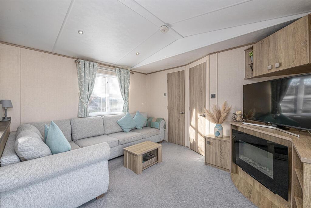 Y4-ABERAFON-PARK-LOUNGE-02.jpg