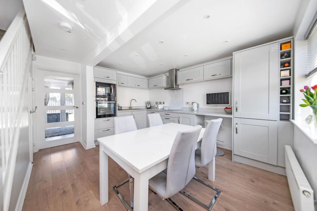 OPEN-PLAN DINING KITCHEN