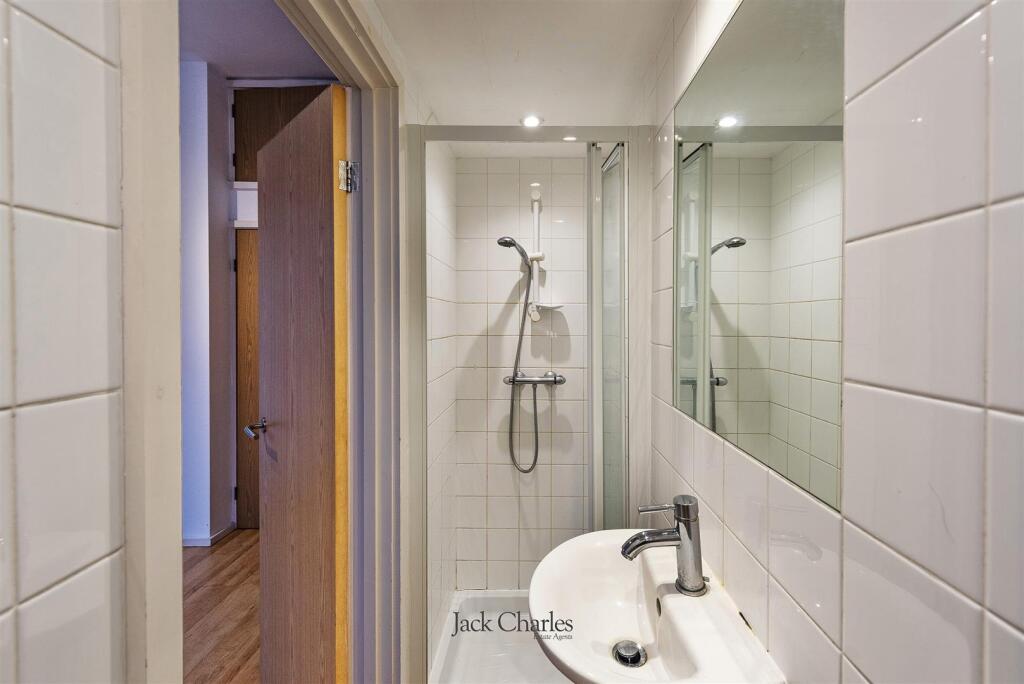 Flat 10, 58 Upper Grosvenor Rd, TN1 2BH 004.jpg