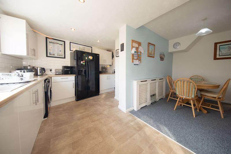 Kitchen &amp; dining room