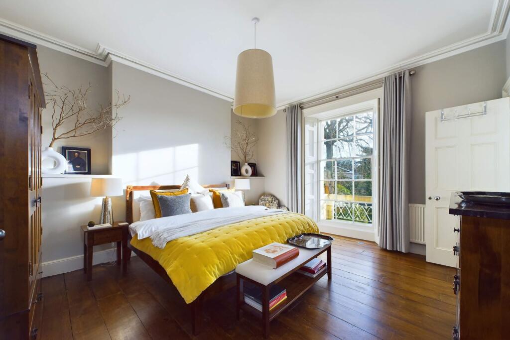 Second bedroom suite