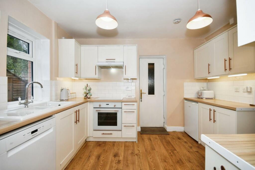 KITCHEN 02.jpg