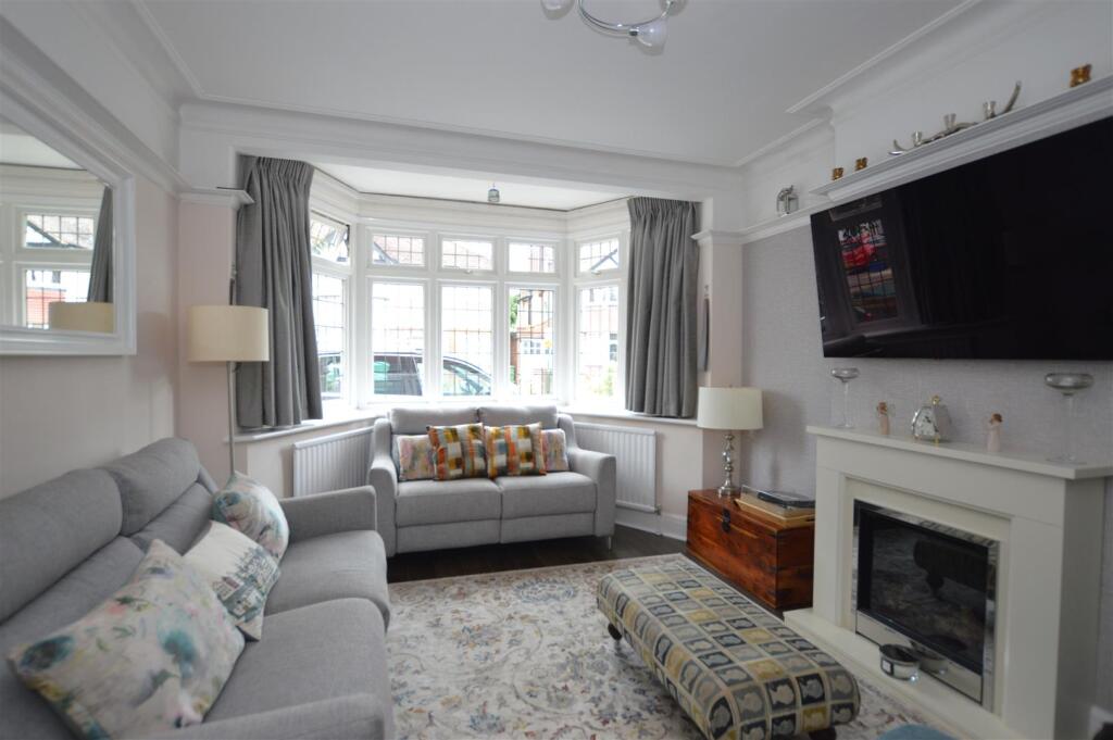 32 Montrose Ave living room.JPG