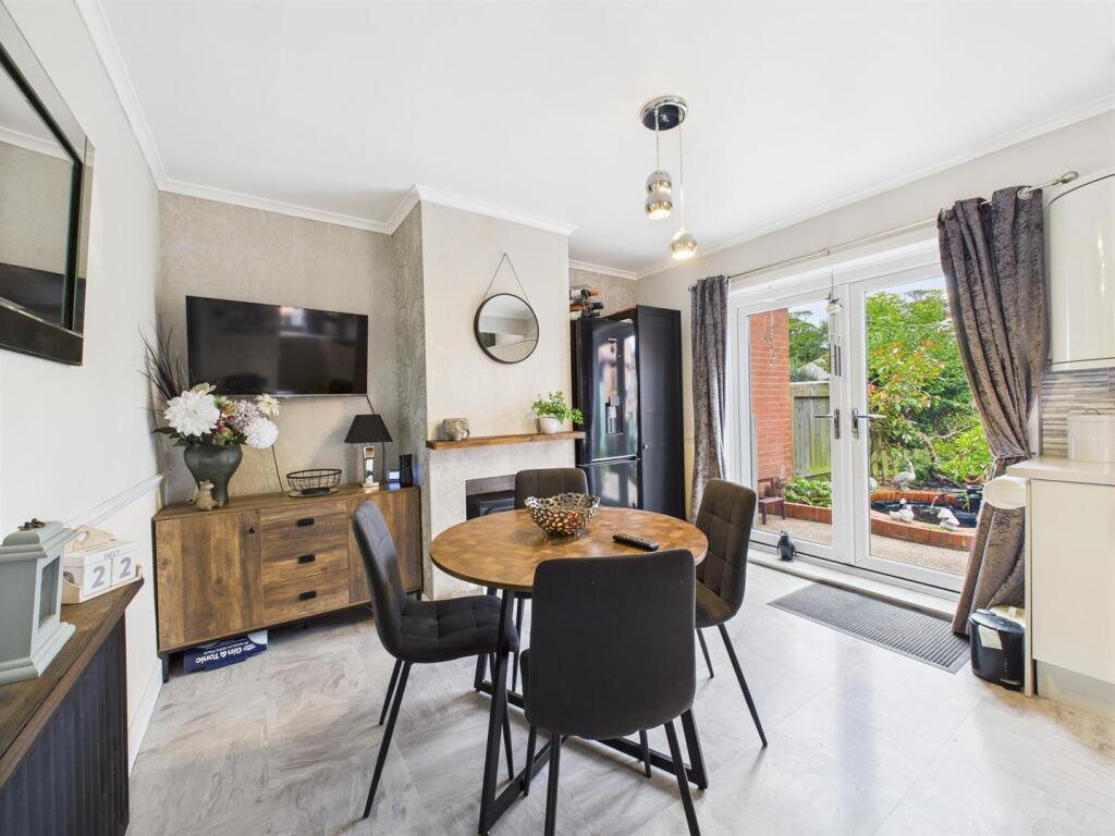 Dining room: