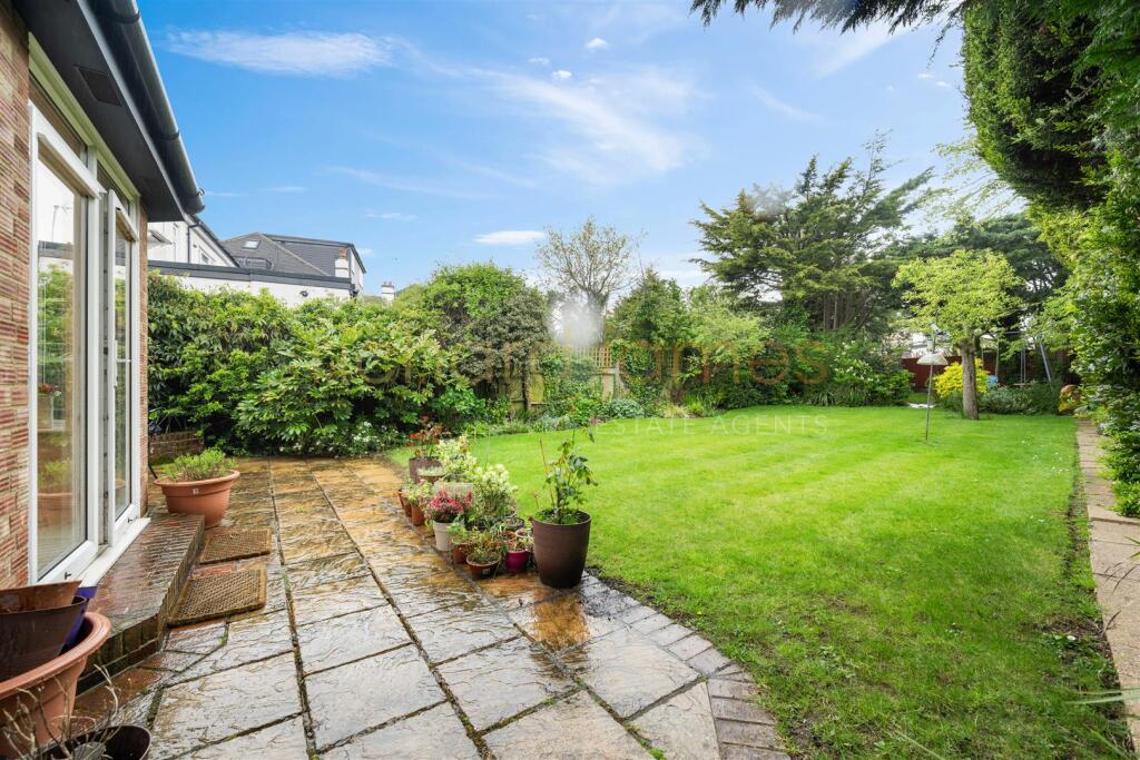 2 Oakleigh Gardens HA8 8EA-21.jpg