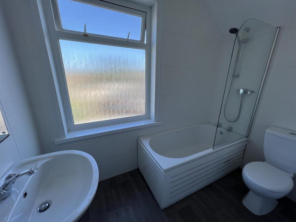 27 Charles Street bathroo,.jpg