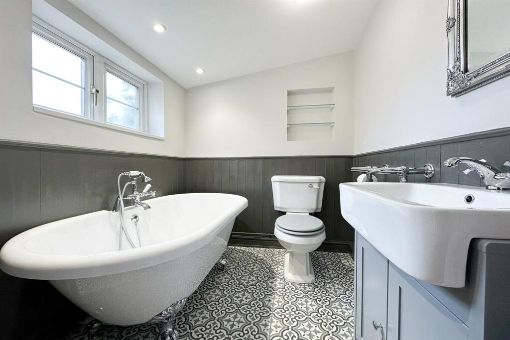 Bathroom (Main)