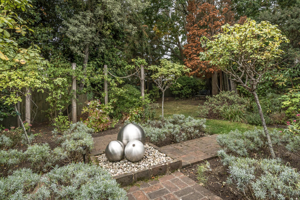 1360767-9-68d6bfa...