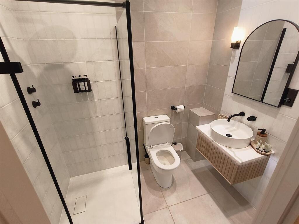 ensuite.jpg