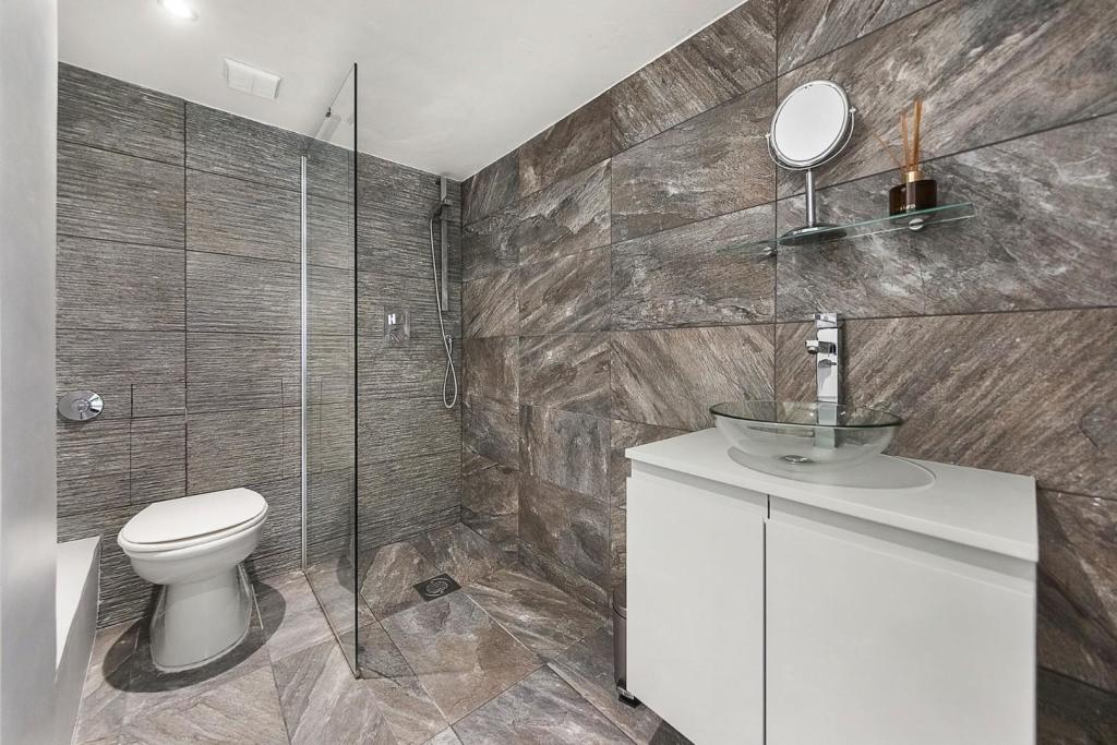 Bathroom (2).jpg