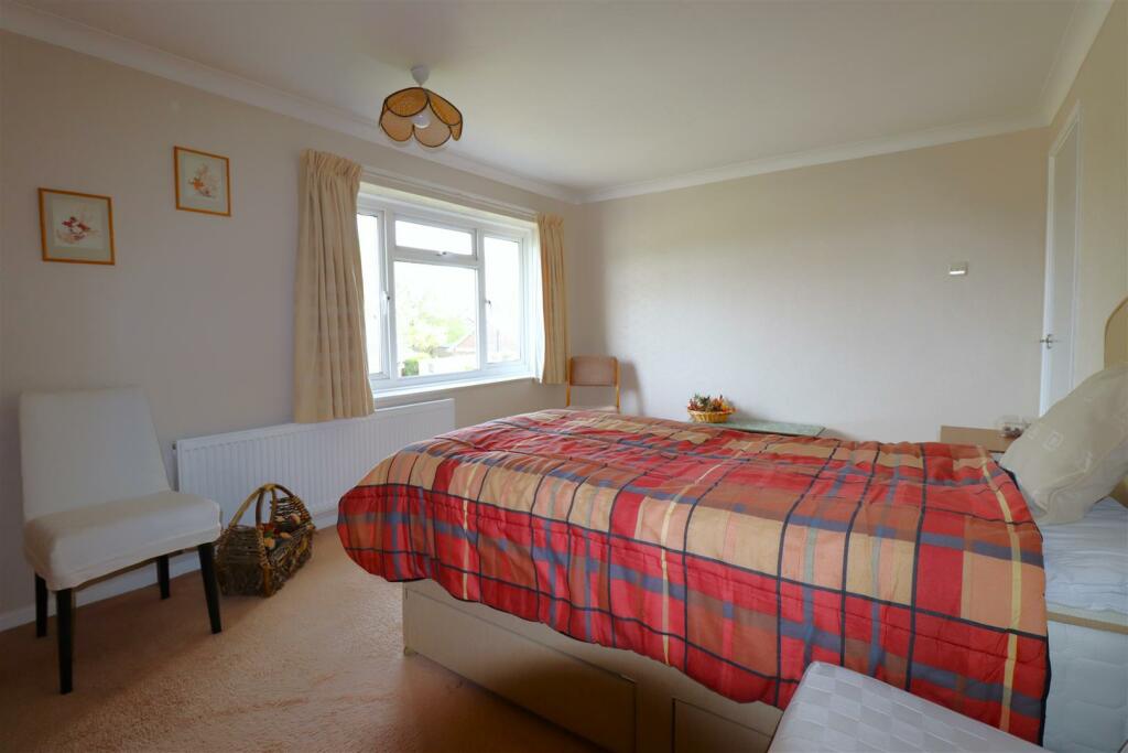 Bed1 (3).JPG